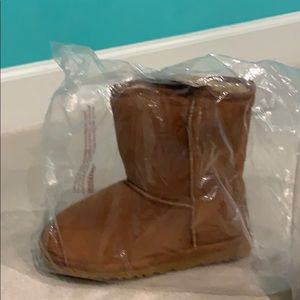 BRAND NEW NEVER WORN****UGGS faux*******
